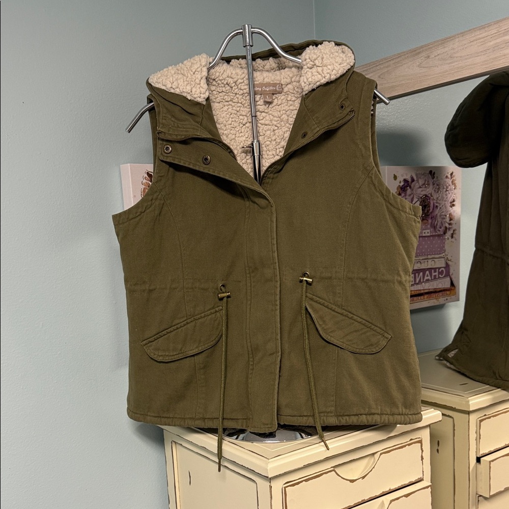 Victory Outfitters Olive Green Sherpa Lined Hooded Utility Vest Women’s L